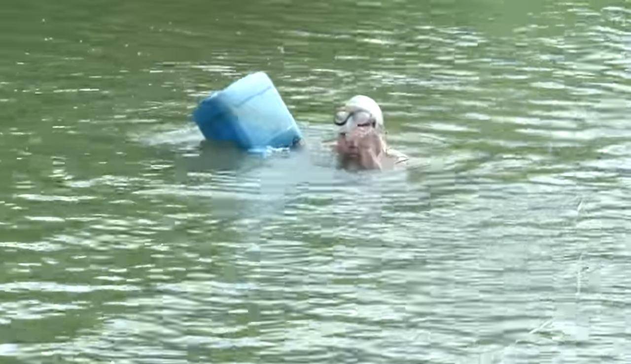 Maraqueiros sobrevivem embaixo d'água em Teresina respirando apenas por um cano ligado a compressor
